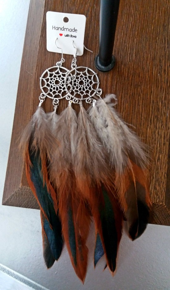 Boho hippie dreamcatcher oorbellen met beige zandkleurige veren ibiza