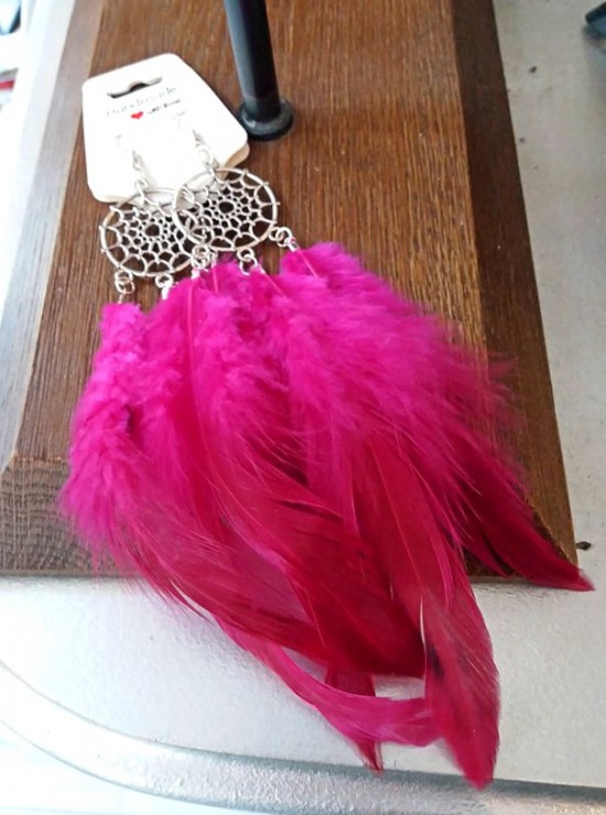 Boho hippie dreamcatcher oorbellen met fuchsia roze veren ibiza 2