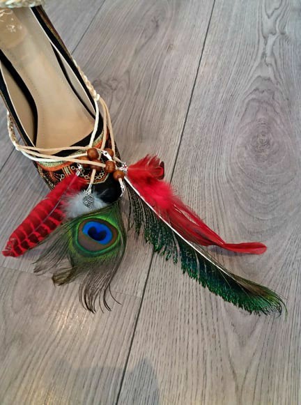 Boho hippie hoofdband met rode veren feather headband hoofdbandje red ibiza festival 2