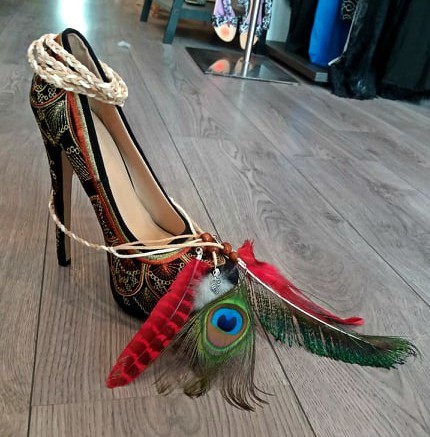 Boho hippie hoofdband met rode veren feather headband hoofdbandje red ibiza festival