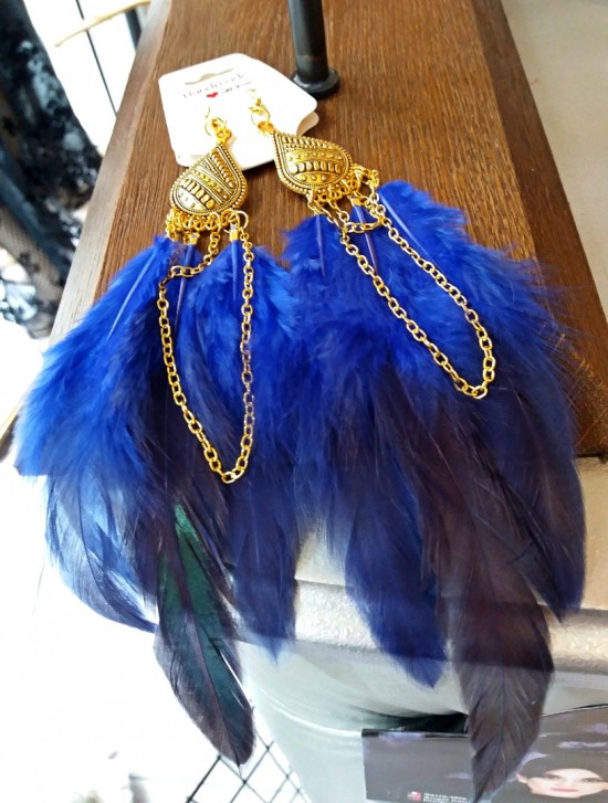 Boho hippie oorbellen oorhangers met blauwe veren goud ibiza style