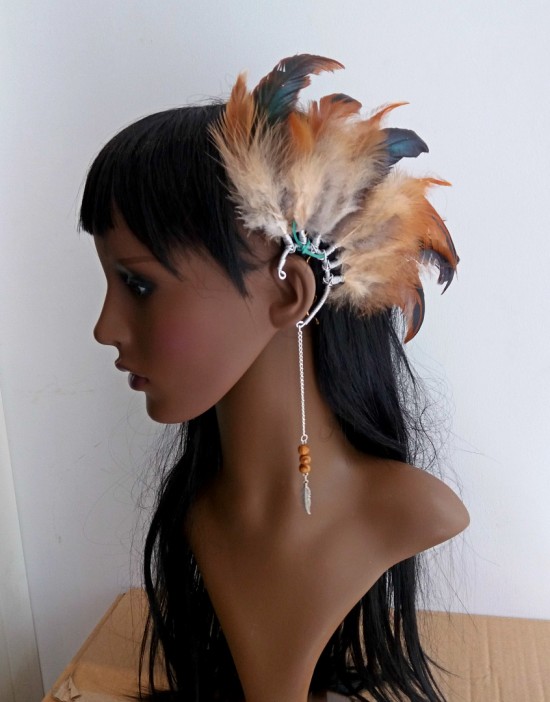 Boho hippie oorhaak earcuff met zandkleurige beige veren ibiza feather earcuff 2