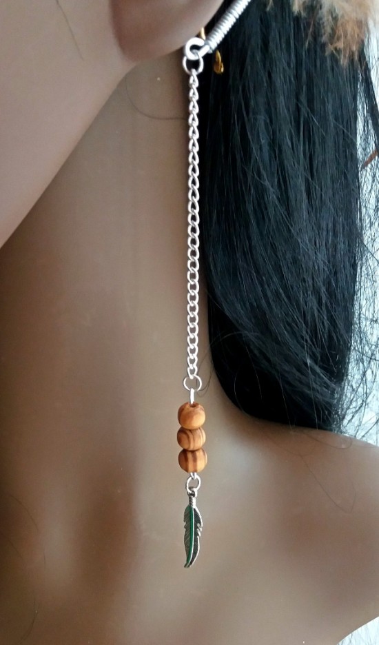 Boho hippie oorhaak earcuff met zandkleurige beige veren ibiza feather earcuff 3