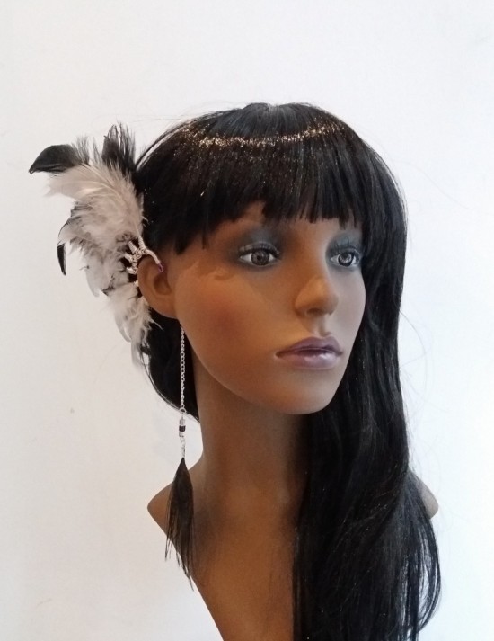 Boho hippie oorhaak earcuff met zwart wit veren ibiza 2