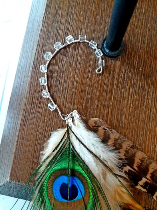 Boho hippie oorhaak met zandkleurig beige bruin veren earcuff ibiza 2