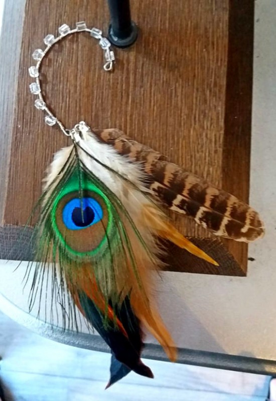 Boho hippie oorhaak met zandkleurig beige bruin veren earcuff ibiza