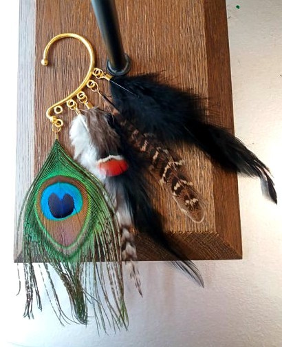 Boho hippie oorhaak met zwarte veren earcuff ibiza 2