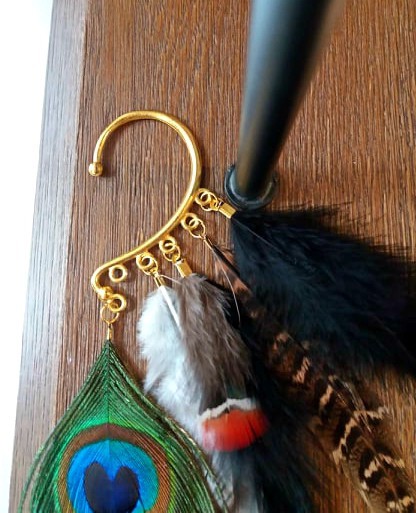 Boho hippie oorhaak met zwarte veren earcuff ibiza