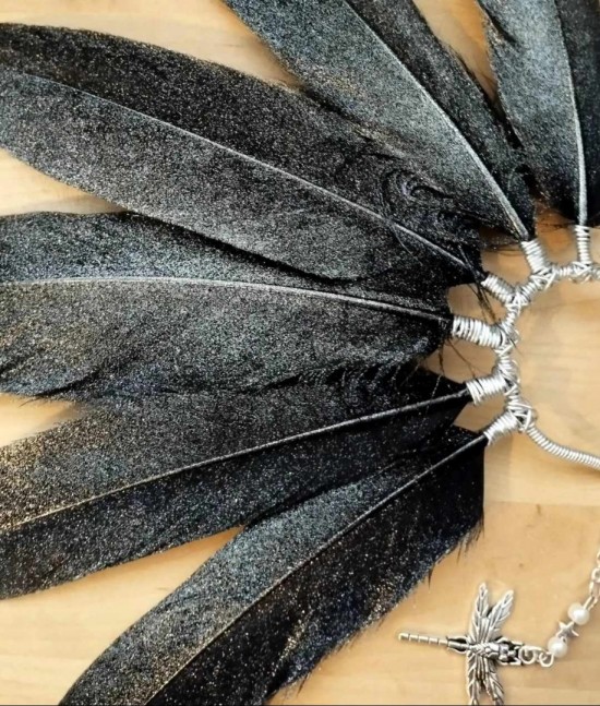Dragonfy handmade feather earcuff festival accessories ayshas feathers handgemaakte festival accessoires veren oorhaak black 3