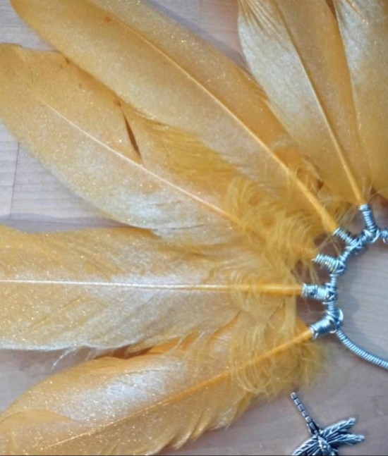 Dragonfy handmade feather earcuff festival accessories ayshas feathers handgemaakte festival accessoires veren oorhaak gold yellow 3