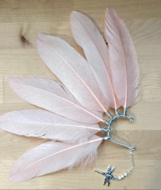 Dragonfy handmade feather earcuff festival accessories ayshas feathers handgemaakte festival accessoires veren oorhaak pink 2