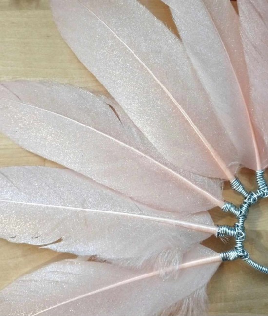 Dragonfy handmade feather earcuff festival accessories ayshas feathers handgemaakte festival accessoires veren oorhaak pink 3