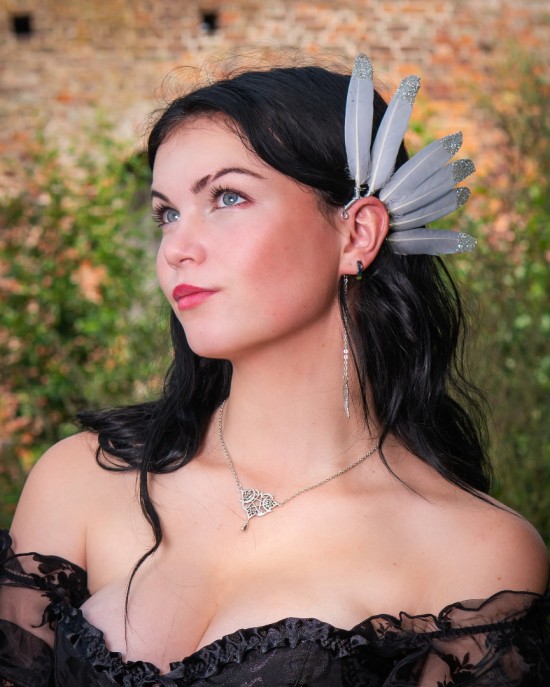 Grey silver handgemaakte veren oorhaak festival accessoires feather ear cuff