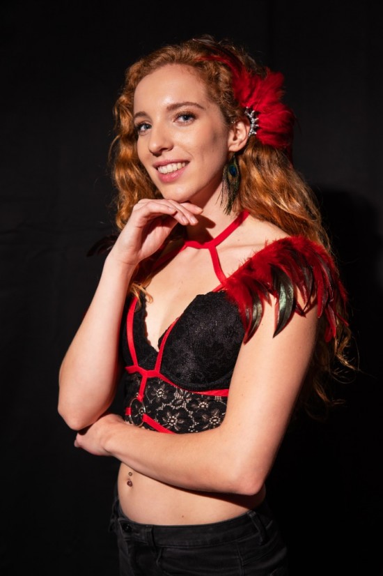 Handgemaakt harnasje met strappy bandjes  rode veren type ultra festival