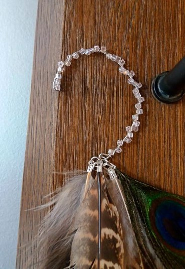 Handgemaakte boho hippie oorhaak met beige veren ibiza style sieraden