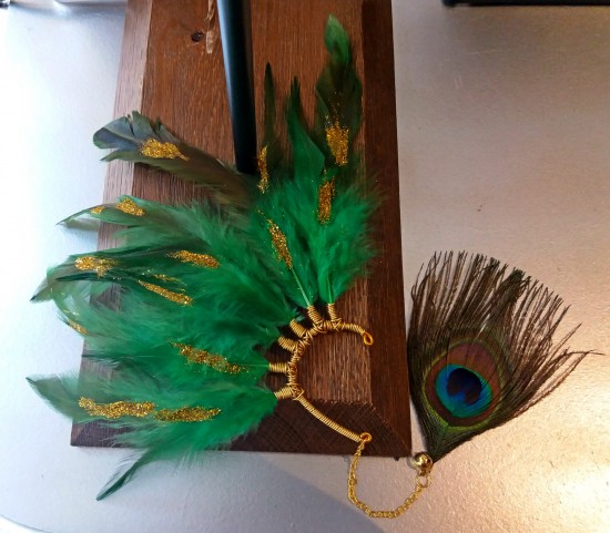 Handgemaakte boho hippie oorhaak met groene veren earcuff tinkerbell ibiza style