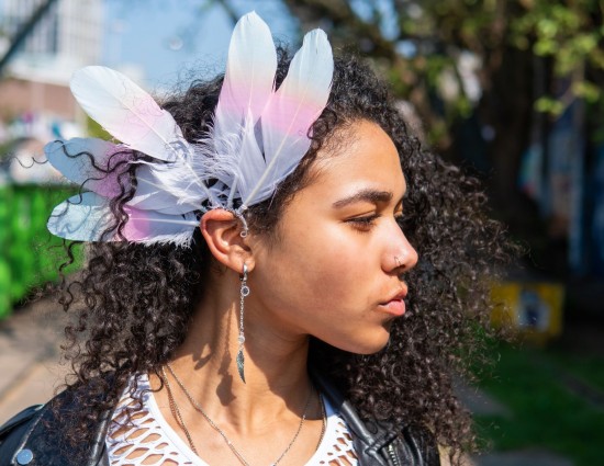 Handgemaakte boho hippie oorhaak met kleurgradientveren type festival angel