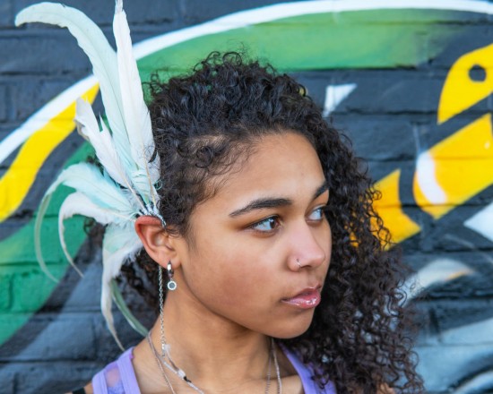 Handgemaakte boho hippie oorhaak met lange mintgroeneveren type skyprincess