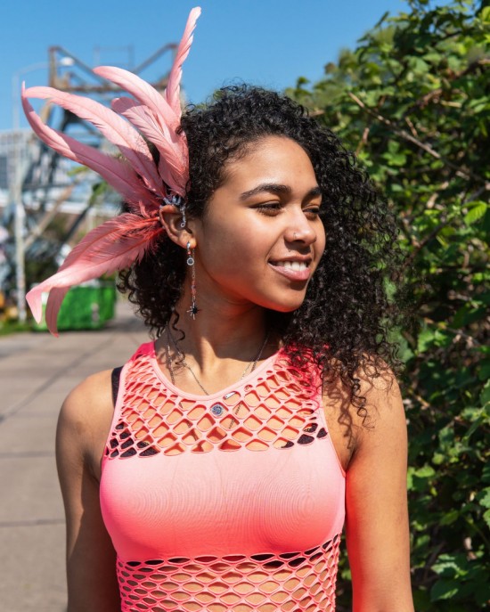 Handgemaakte boho hippie oorhaak met langeveren type flamingo paradise handmade feather earcuff festival