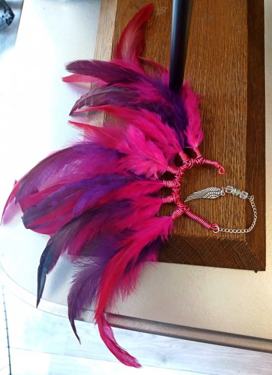 Handgemaakte boho hippie oorhaak met roze paarse veren earcuff ibiza style