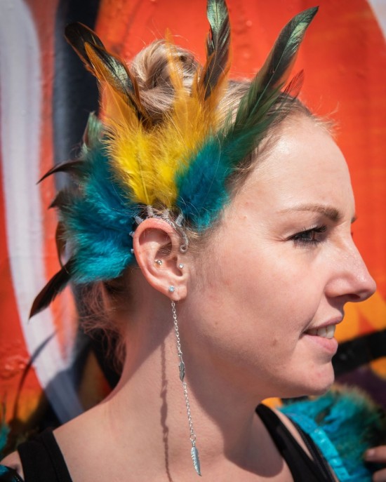 Handgemaakte boho hippie oorhaak met veren type blauw gele ara macaw handmade feather earcuff festival