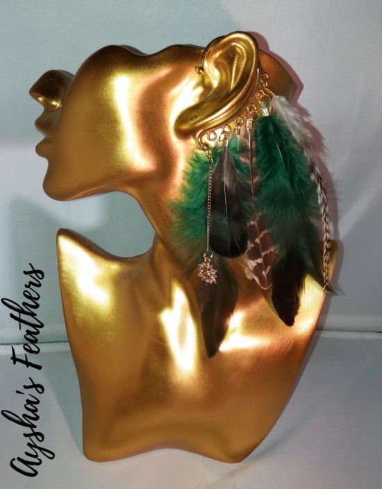 Handgemaakte boho hippie oorhaak met veren type green snowflake