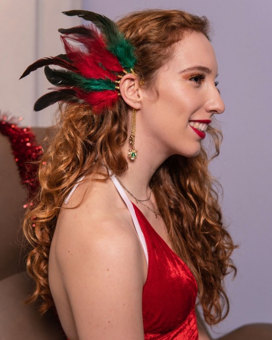 Handgemaakte boho hippie oorhaak met veren type holly  bells feather ear cuff