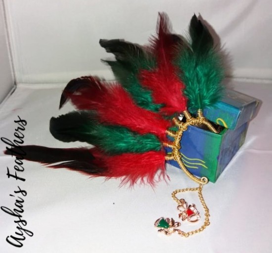 Handgemaakte boho hippie oorhaak met veren type holly  bells