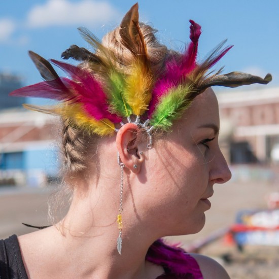 Handgemaakte boho hippie oorhaak met veren type rainbow kisses