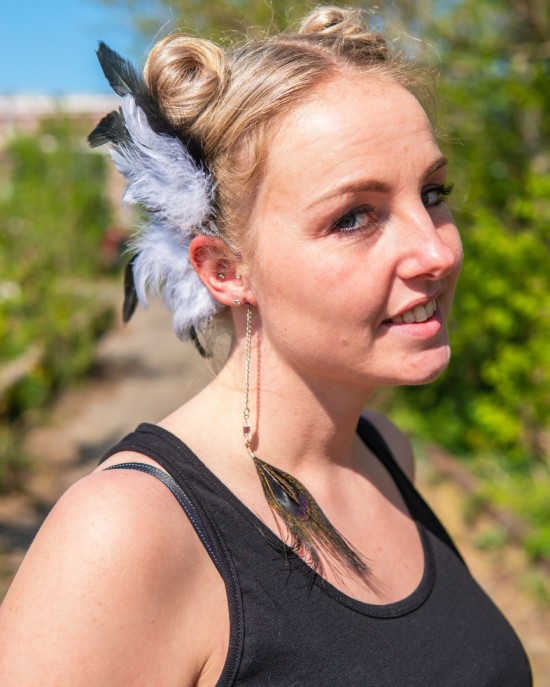 Handgemaakte boho hippie veren oorhaak 1001 feathers handmade feather earcuff