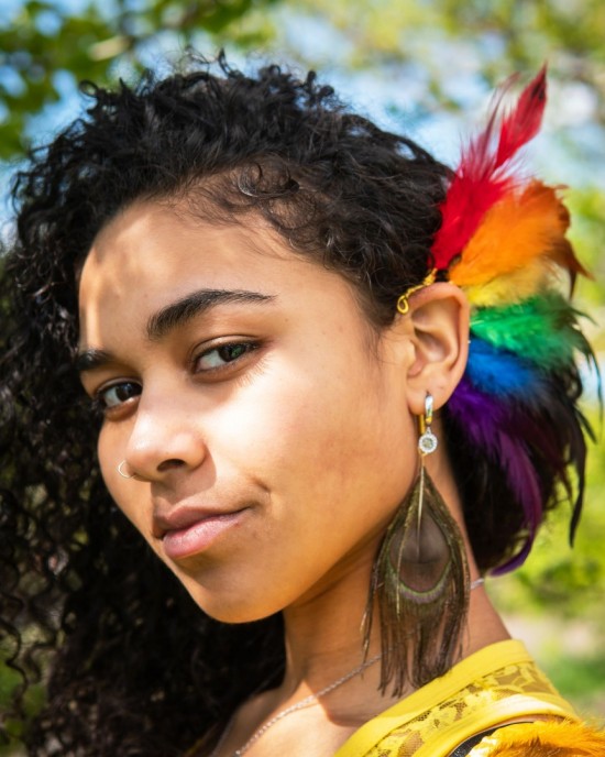 Handgemaakte boho hippie veren oorhaak rainbow love handmade feather earcuff regenboog