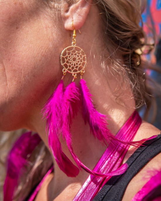 Handgemaakte dreamcatcher oorbellen met fuchsia roze veren