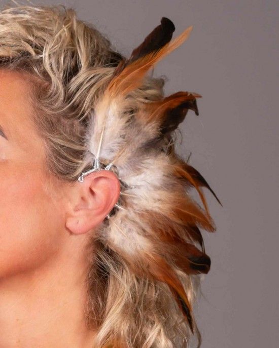 Handgemaakte veren oorhaak beige zand handmade feather earcuff festival accessories