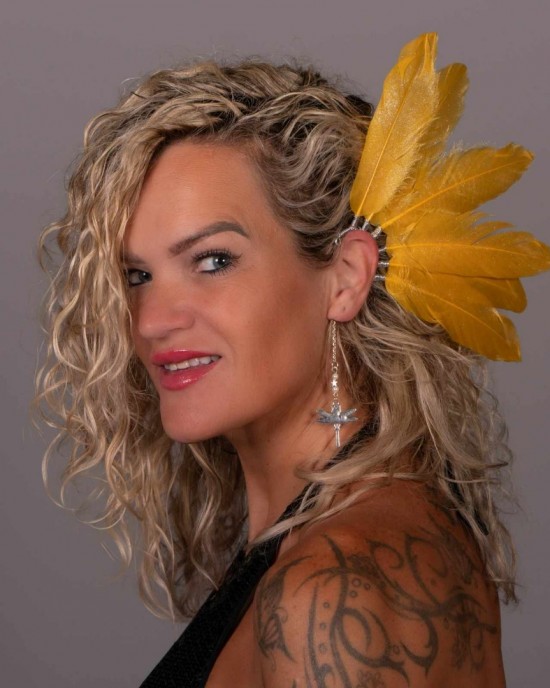 Handgemaakte veren oorhaak dragonfly roze handmade feather earcuff festival accessories ibiza style geel