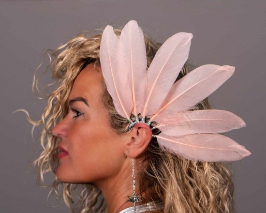 Handgemaakte veren oorhaak dragonfly roze handmade feather earcuff festival accessories ibiza style