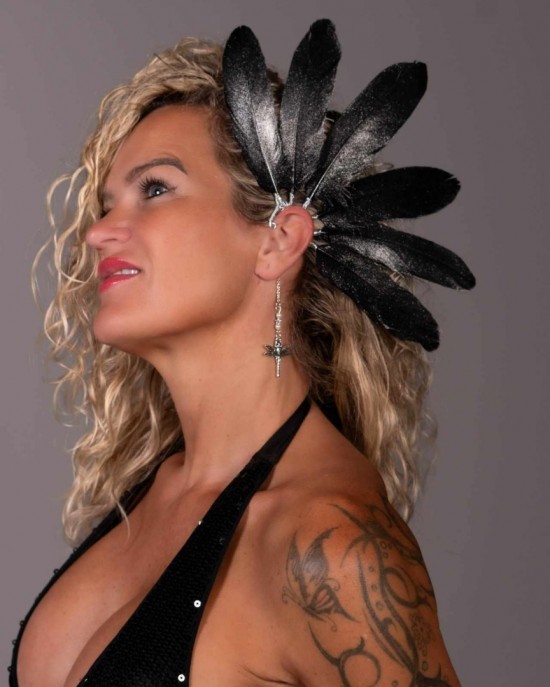 Handgemaakte veren oorhaak dragonfly zwart handmade feather earcuff festival accessories ibiza style