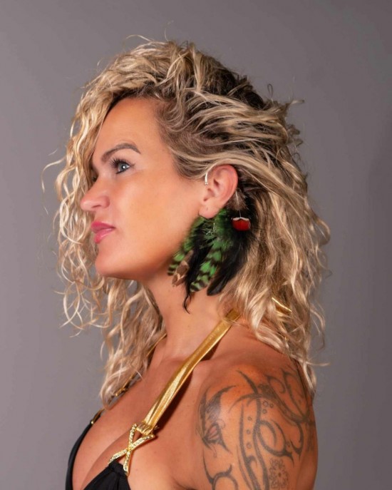 Handgemaakte veren oorhaak hangend zwart handmade feather earcuff festival accessories