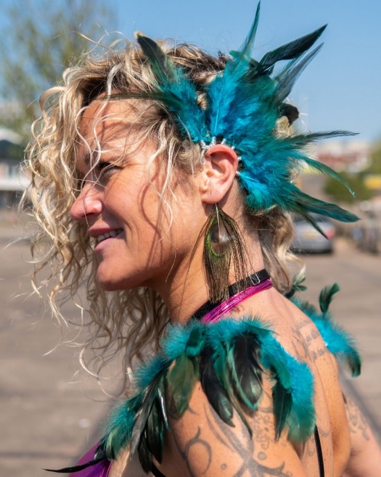 Handgemaakte veren oorhaak met zeegroene veren posseidons passion feather ear cuff festival harnas harness