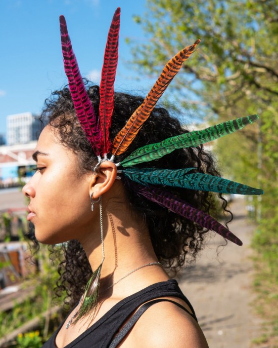 Handgemaakte veren oorhaak rainbow pride handmade feather earcuff festival