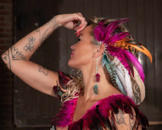 Handmade feather ear cuff all for love handgemaakte veren oorhaak