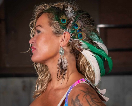 Handmade feather ear cuff saga handgemaakte veren accessoires festival