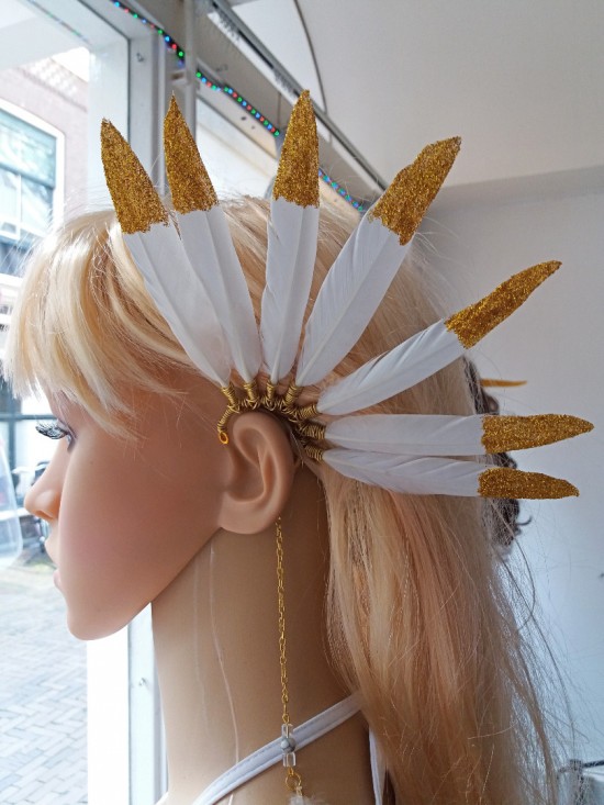 Hangemaakte boho hippie oorhaak met witte veren feather earcuff ibiza angel wings goud glitter 2