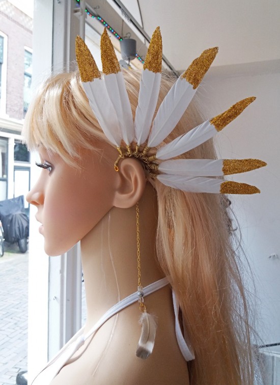 Hangemaakte boho hippie oorhaak met witte veren feather earcuff ibiza angel wings goud glitter