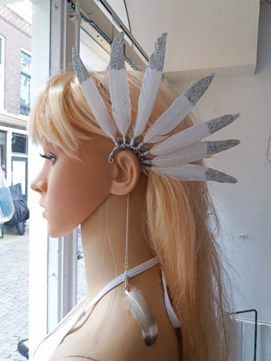 Hangemaakte boho hippie oorhaak met witte veren feather earcuff ibiza angel wings zilver glitter 2