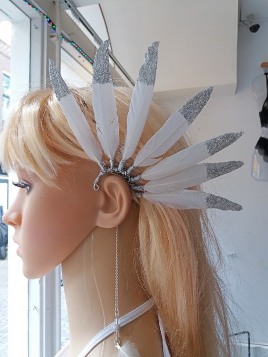 Hangemaakte boho hippie oorhaak met witte veren feather earcuff ibiza angel wings zilver glitter 3