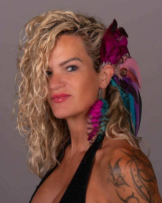 Luxe handgemaakte veren oorhaak back to life afrojack dubvision handmade feather earcuff festival accessories ibiza style