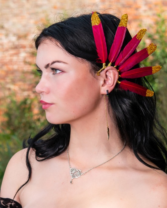 Wijnrode handgemaakte veren oorhaak festival accessoires handmade feather earcuff
